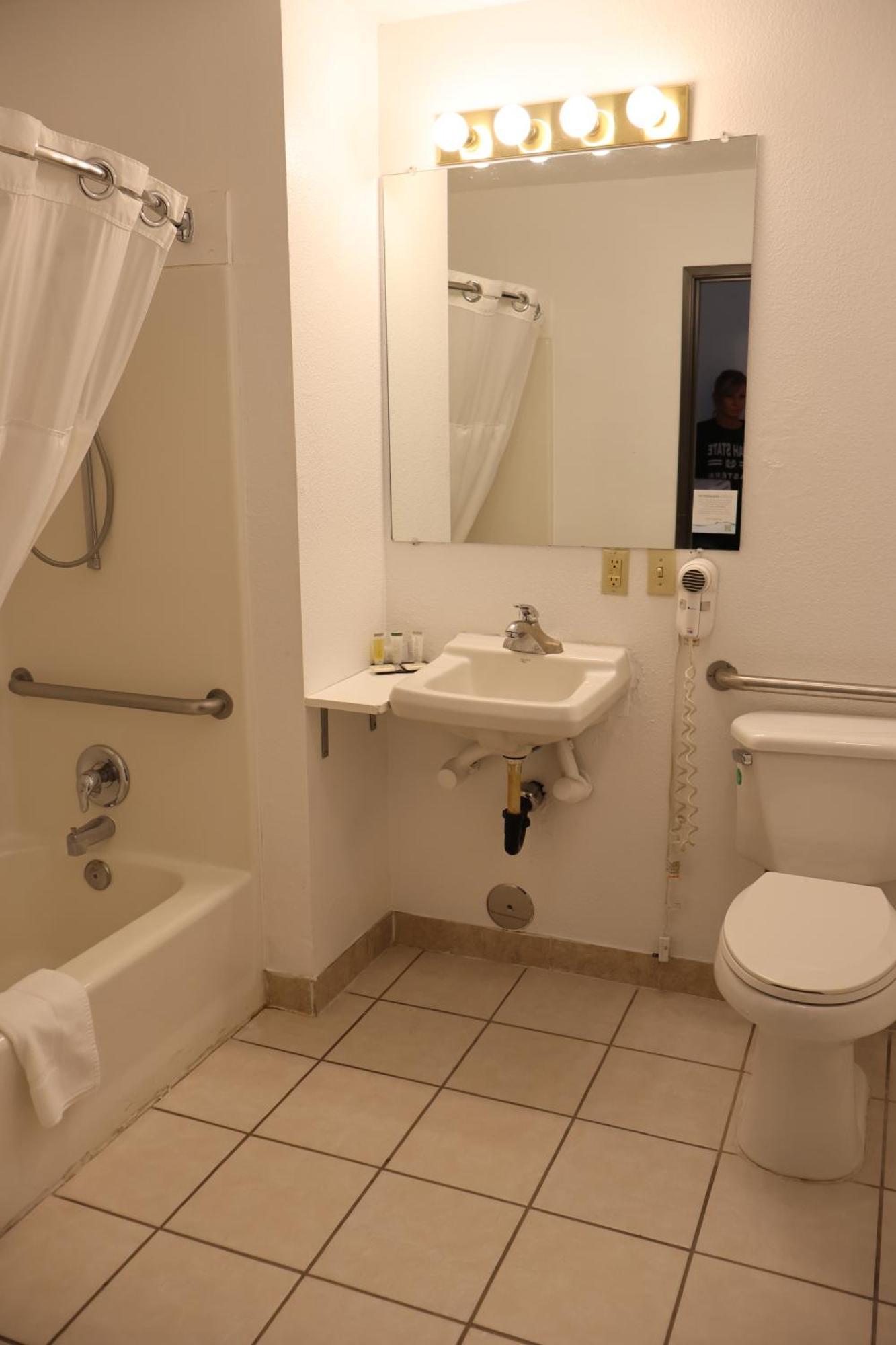 Motel Super 8 By Wyndham Price Extérieur photo