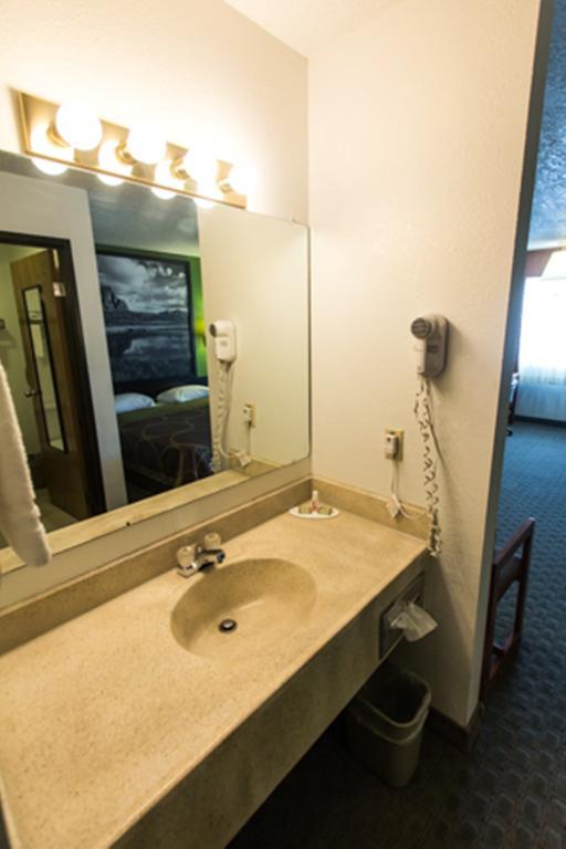 Motel Super 8 By Wyndham Price Extérieur photo